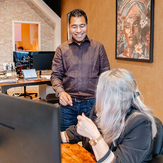 Makelaars met elkaar in gesprek