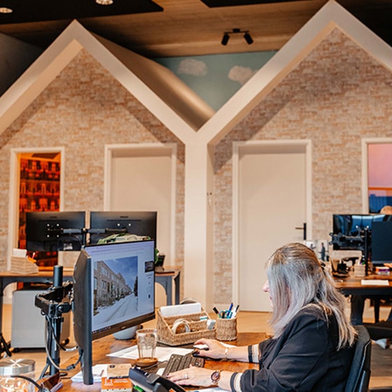 Makelaars aan het werk in hun kantoor