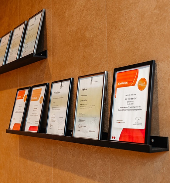 Certificaten op display aan de muur