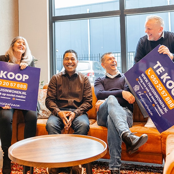 Het team van Thuis in Wonen lachend op de bank