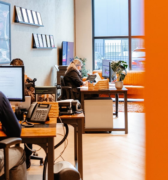 Makelaars aan het werk op hun makelaarskantoor