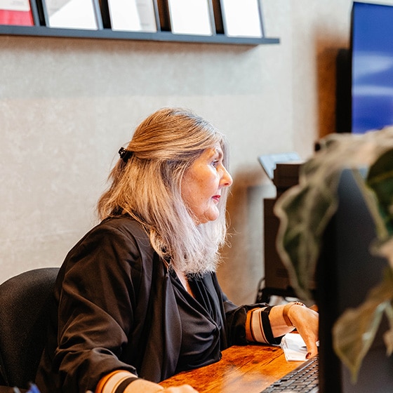 Makelaar aandachtig achter haar bureau