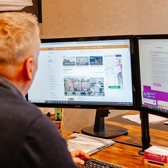 Makelaar achter de computer