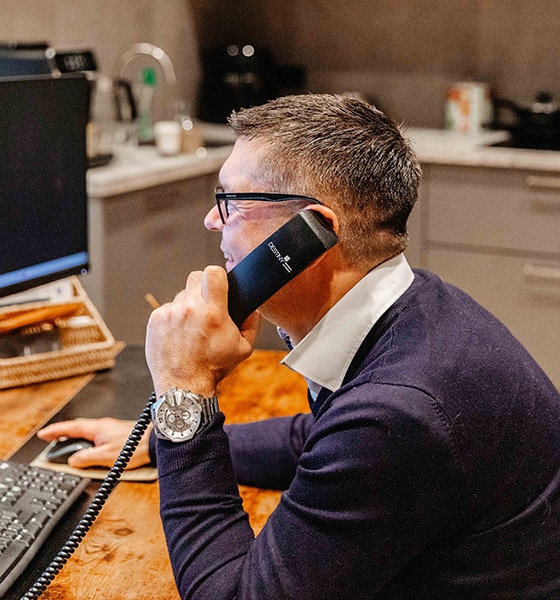 makelaar aan de telefoon